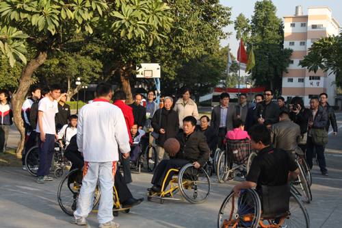 研讨会代表体验助残扶残志愿服务培训互动课程之“轮椅运球”