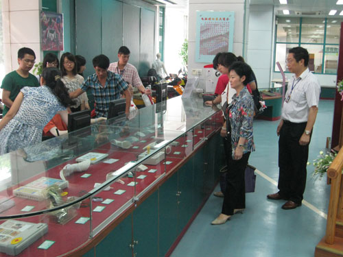 学生在体验电脑辅具，香港复康资源协会林小玲总监亲临指导