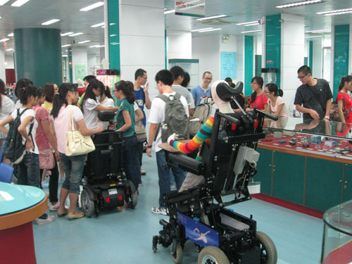 学生们在体验电动了轮椅