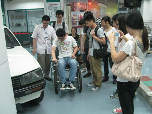 学生们在体验偏瘫轮椅