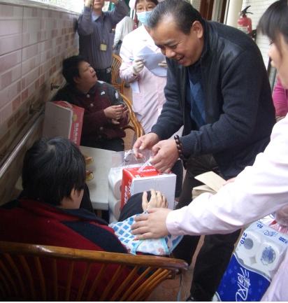 图2：区残联陈青理事长对托养人员亲切慰问，并送上节日慰问品