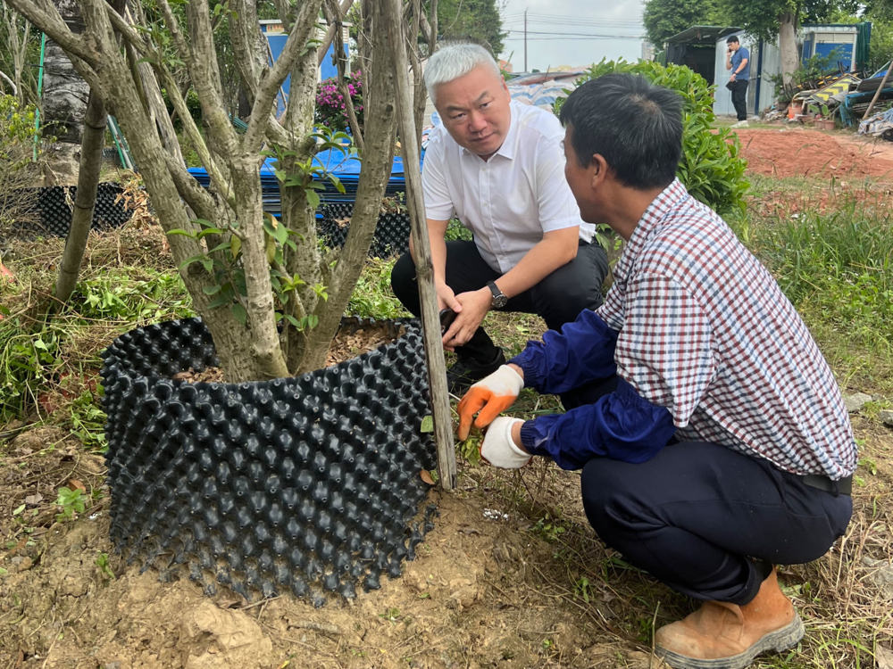 王立理事长与实训学员亲切交流