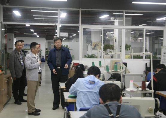广州市残联党组书记、理事长刘成勇到广州市残疾人就业培训服务中心调研407