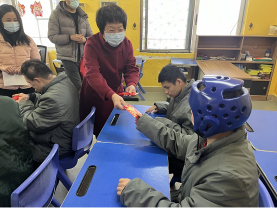 2.0广州市残联党组成员、副理事长张翠玲到安养院慰问托养残疾人和开展春节值班安全生产检查工作(副本)572