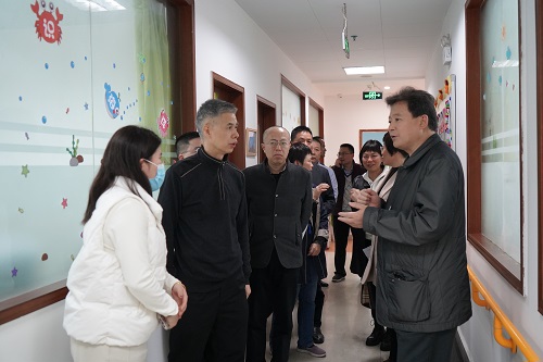 图为：市残联调研组和黄埔区会领导调研交流