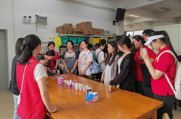 师生们参观农场手工培训场所