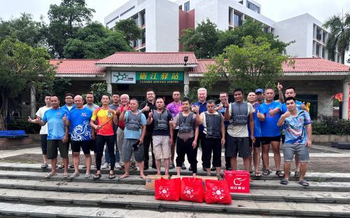 番禺区残联与龙舟队员们合照