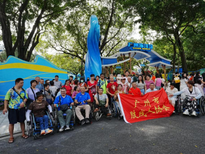 市肢残人协会组织残疾人畅游广州海洋馆75