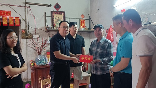 黄埔区：区政府副区长何宇鸿前往穗东街走访慰问困难残疾人并调研残疾人工疗站